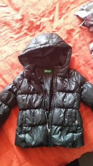Пуховик черный для девочки Benetton