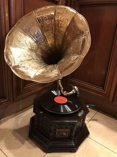 Граммофон резьба по красному дереву