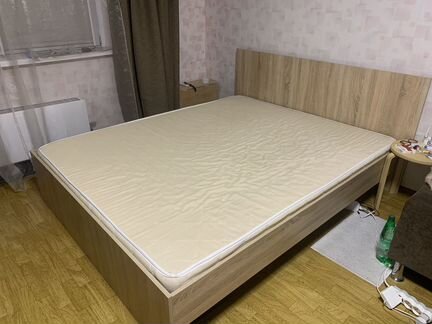 Двуспальная кровать с матрасом 160х200