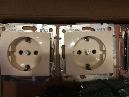 Розетки встраиваемые Legrand