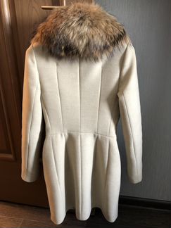 Пальто с натуральным мехом енота