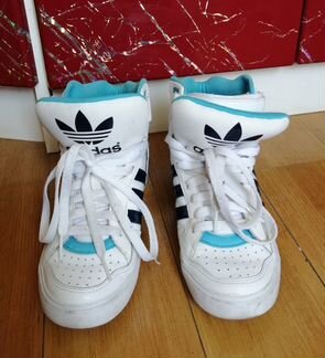 Кроссовки на танкетке