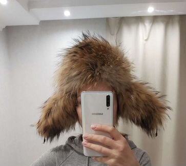 Шапка-ушанка из меха енота