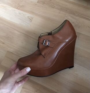 Туфли на танкетке