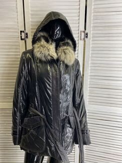 Чёрная лаковая куртка с мехом