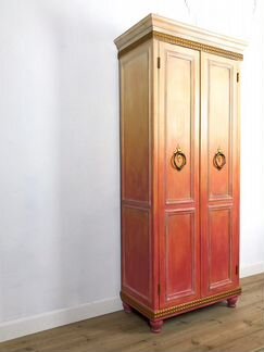 Старинный шкаф в детскую