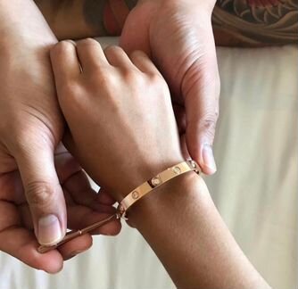 Золотой браслет Cartier love