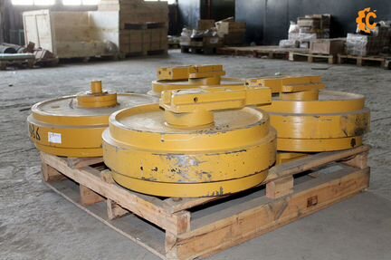 Колесо направляющее на D61E-12 134-30-00200